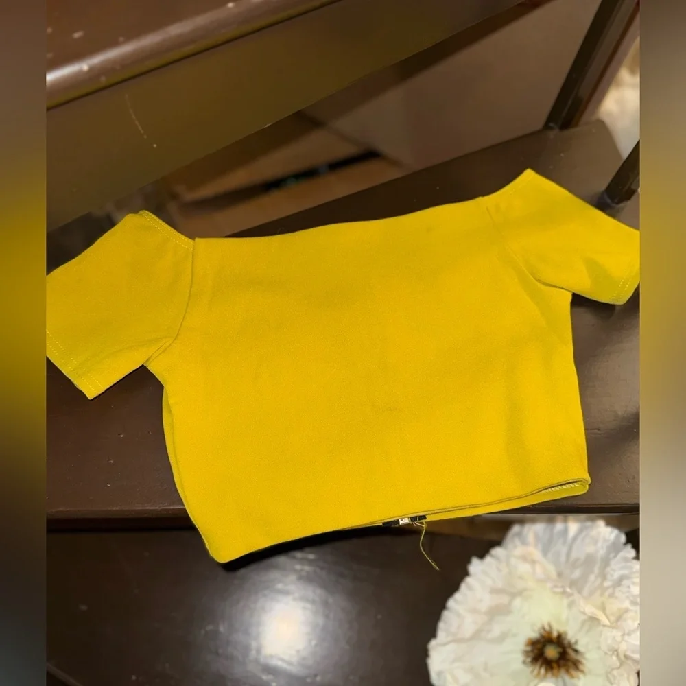 Misguided Yellow Crop top Size 6 Short Sleeve Round Neck Top with full back zip